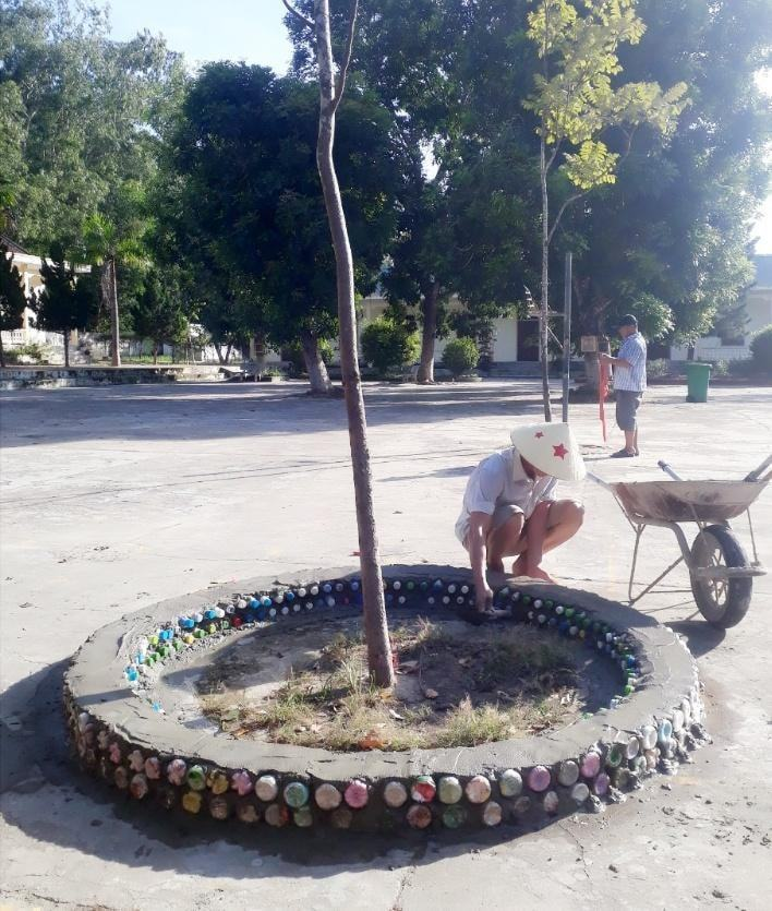 Những hình ảnh 'khác thường' của thầy hiệu trưởng gây sốt cộng đồng mạng - 4