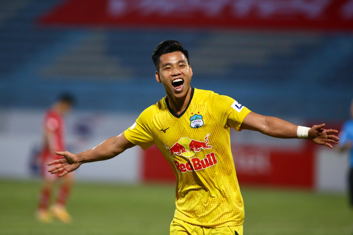 HAGL dẫn đầu V-League: Công Phượng lập siêu phẩm và dấu ấn của Kiatisak - 4