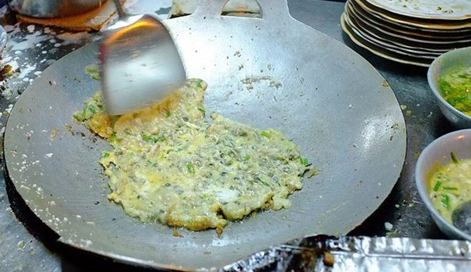 50 năm bán ở góc đường Chợ Lớn, hàu chiên trứng dù đắt nhưng cực hút khách - 5