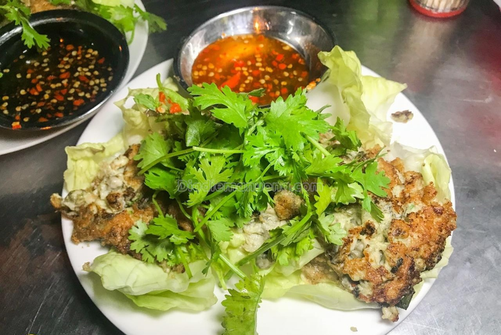 50 năm bán ở góc đường Chợ Lớn, hàu chiên trứng dù đắt nhưng cực hút khách - 4