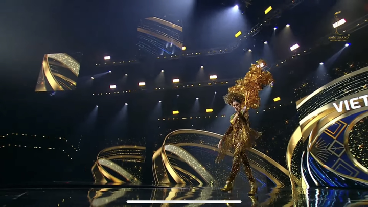 Á hậu Ngọc Thảo diện trang phục nặng 30 kg thi Miss Grand International 2020 - 1