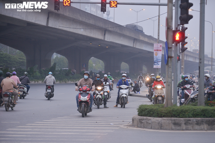 Ảnh: Dòng người rồng rắn đi ngược chiều để thoát 'nút thắt cổ chai' ở Hà Nội - 11