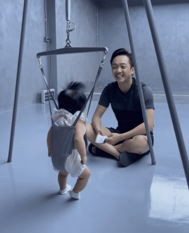 Những ông bố nổi tiếng chăm con khéo trong showbiz Việt - 5