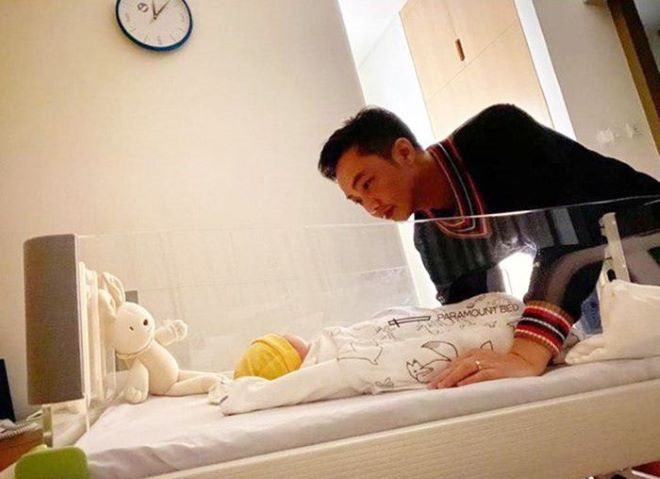 Những ông bố nổi tiếng chăm con khéo trong showbiz Việt - 4