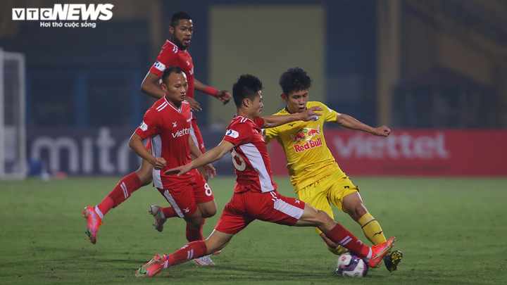 Văn Thanh phá nát hàng thủ Viettel, HLV Kiatisak vẫn nhăn mặt tiếc nuối - 3