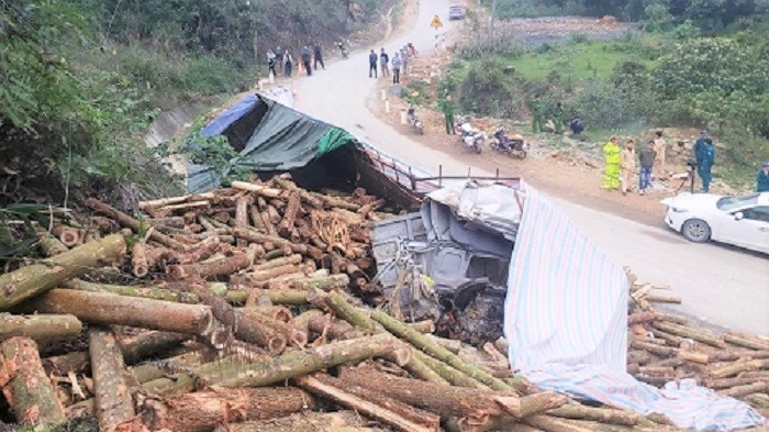 Khởi tố vụ án lật xe tải chở gỗ keo làm 7 người thiệt mạng - 1