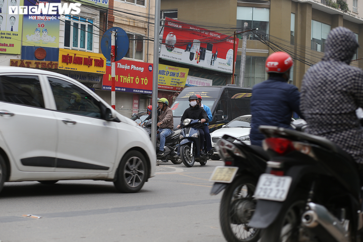 Ảnh: Dòng người rồng rắn đi ngược chiều để thoát 'nút thắt cổ chai' ở Hà Nội - 7