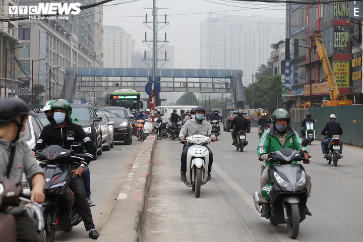 Ảnh: Dòng người rồng rắn đi ngược chiều để thoát 'nút thắt cổ chai' ở Hà Nội - 8