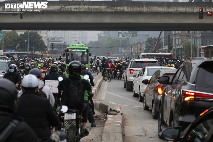 Ảnh: Dòng người rồng rắn đi ngược chiều để thoát 'nút thắt cổ chai' ở Hà Nội - 3