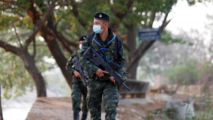 Các nước láng giềng thắt chặt kiểm soát, chặn người Myanmar vượt biên - 1