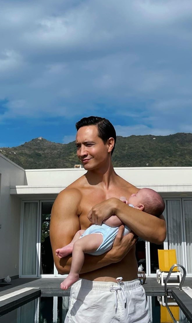 Những ông bố nổi tiếng chăm con khéo trong showbiz Việt - 8