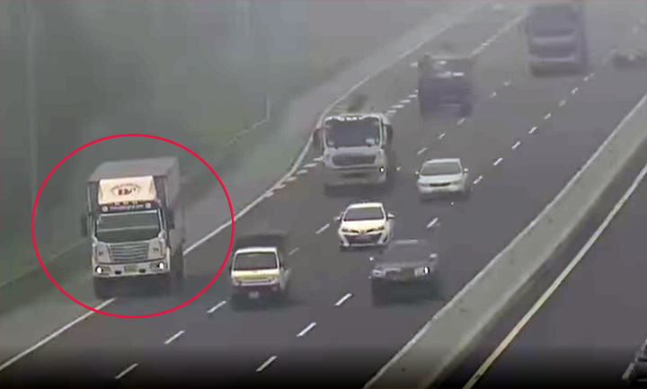 Tài xế xe tải liều lĩnh đi lùi trên cao tốc Hà Nội–Hải Phòng giữa trời mù sương - 1