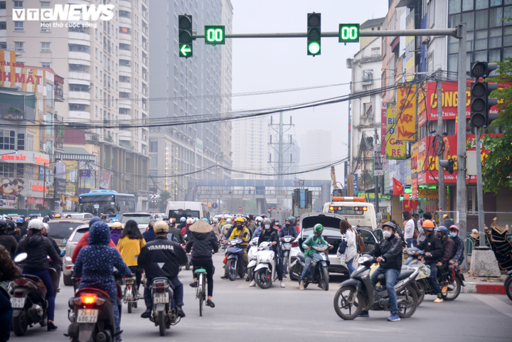 Ảnh: Dòng người rồng rắn đi ngược chiều để thoát 'nút thắt cổ chai' ở Hà Nội - 2