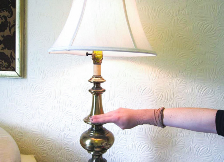 Mẹo giúp loại bỏ bụi bẩn ở những nơi khó tiếp cận - 2