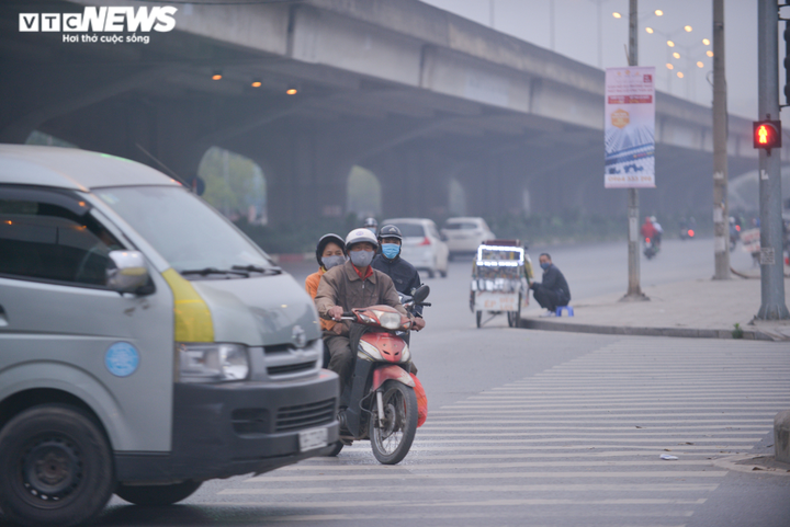 Ảnh: Dòng người rồng rắn đi ngược chiều để thoát 'nút thắt cổ chai' ở Hà Nội - 12