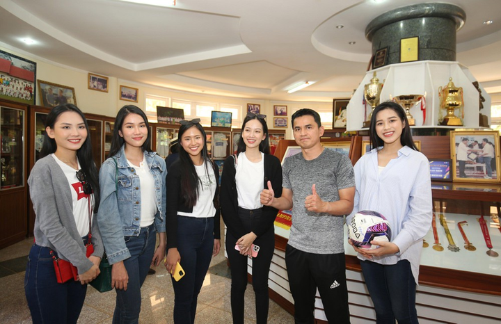 Dàn hoa hậu, người đẹp vây quanh Kiatisak, thăm học viện HAGL - 1