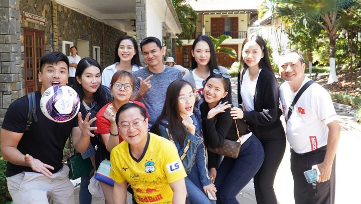 Dàn hoa hậu, người đẹp vây quanh Kiatisak, thăm học viện HAGL - 8