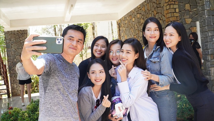 Dàn hoa hậu, người đẹp vây quanh Kiatisak, thăm học viện HAGL - 2