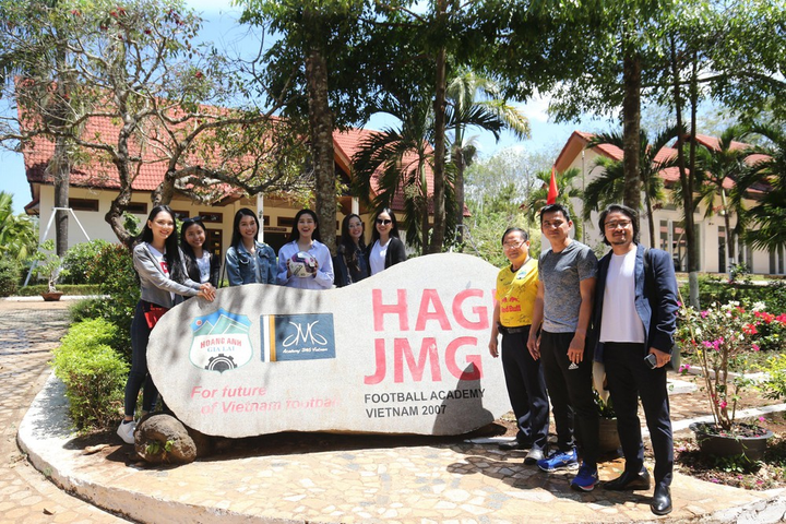 Dàn hoa hậu, người đẹp vây quanh Kiatisak, thăm học viện HAGL - 6