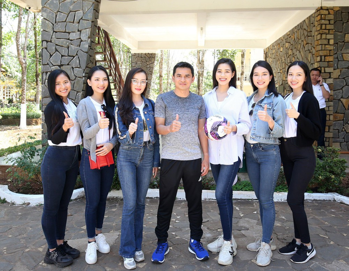 Dàn hoa hậu, người đẹp vây quanh Kiatisak, thăm học viện HAGL - 3