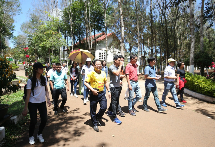Dàn hoa hậu, người đẹp vây quanh Kiatisak, thăm học viện HAGL - 5