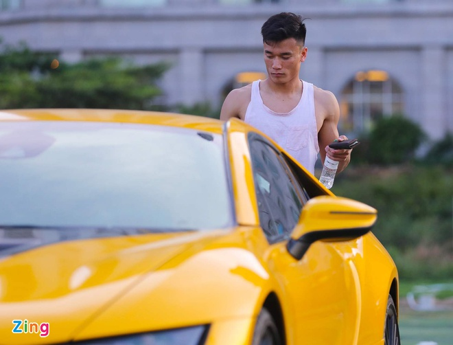 Bùi Tiến Dũng đi tập bằng siêu xe 24 tỷ đồng - 2