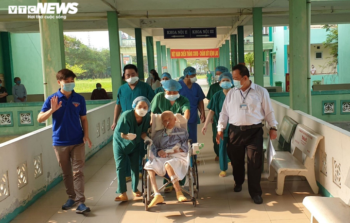 Bệnh nhân COVID-19 nặng nhất Việt Nam được xuất viện - 1
