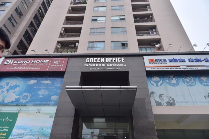 Ảnh: Hiện trường vụ sập trần chung cư khiến hai người rơi xuống đất bị thương - 9