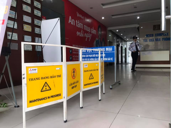 Ảnh: Hiện trường vụ sập trần chung cư khiến hai người rơi xuống đất bị thương - 3