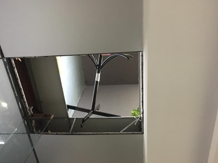 Ảnh: Hiện trường vụ sập trần chung cư khiến hai người rơi xuống đất bị thương - 8