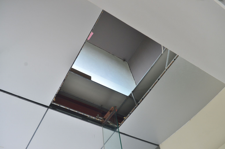 Ảnh: Hiện trường vụ sập trần chung cư khiến hai người rơi xuống đất bị thương - 6