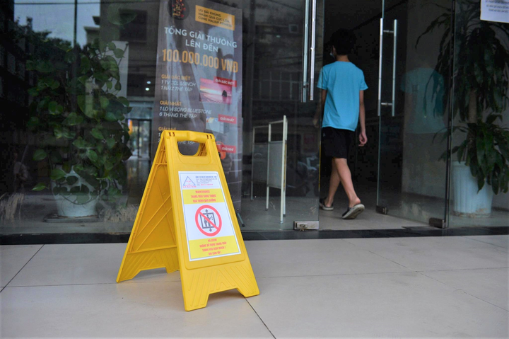 Ảnh: Hiện trường vụ sập trần chung cư khiến hai người rơi xuống đất bị thương - 2