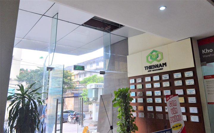 Ảnh: Hiện trường vụ sập trần chung cư khiến hai người rơi xuống đất bị thương - 5