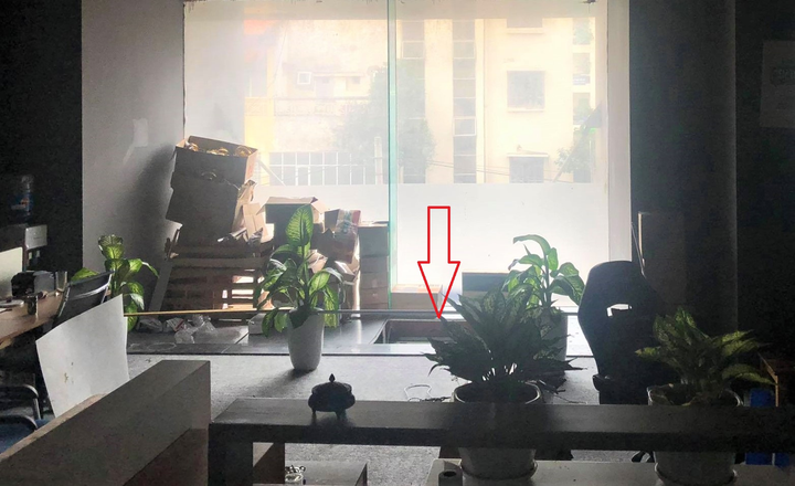 Ảnh: Hiện trường vụ sập trần chung cư khiến hai người rơi xuống đất bị thương - 7