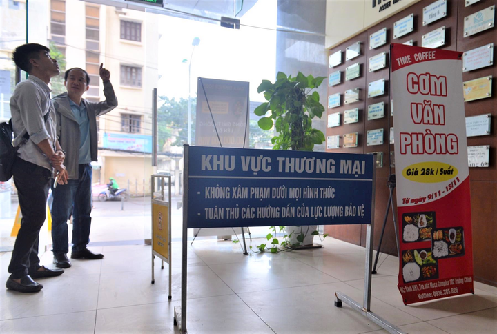 Ảnh: Hiện trường vụ sập trần chung cư khiến hai người rơi xuống đất bị thương - 4