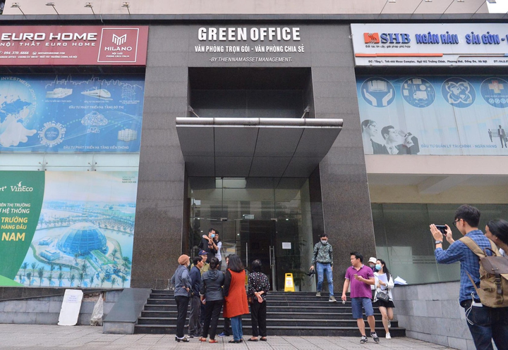 Ảnh: Hiện trường vụ sập trần chung cư khiến hai người rơi xuống đất bị thương - 1