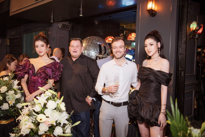 Á hậu Tú Anh khoe vai trần gợi cảm, đọ vẻ quyến rũ với Á hậu Huyền My - 1