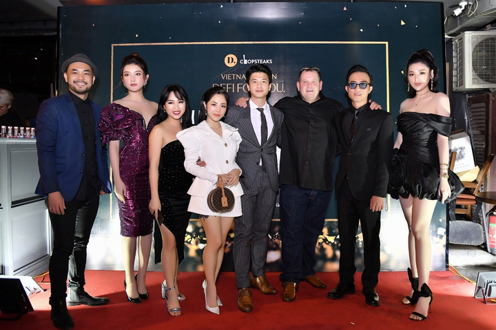 Á hậu Tú Anh khoe vai trần gợi cảm, đọ vẻ quyến rũ với Á hậu Huyền My - 13