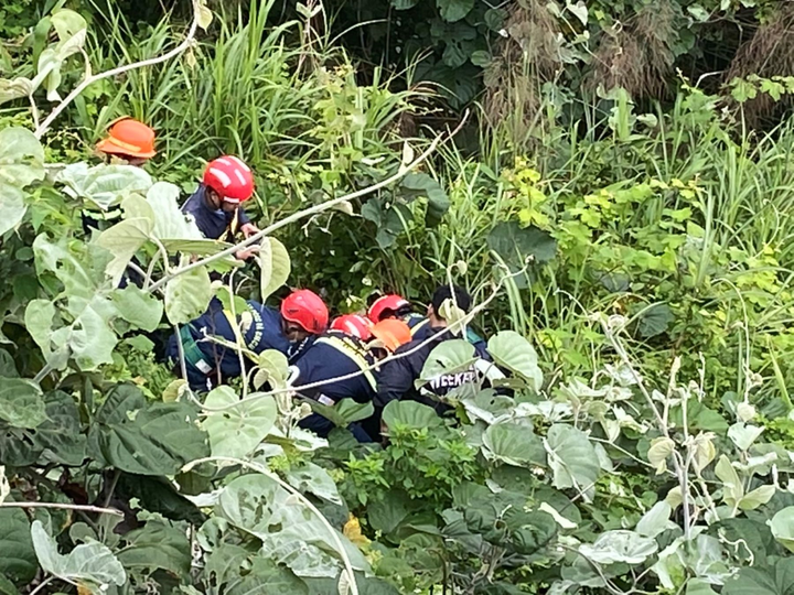 Cứu nam thanh niên rơi xuống vực sâu ở đèo Hải Vân - 2