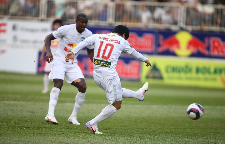 HLV Kiatisak và bài tập lạ giúp Công Phượng liên tục ghi bàn ở V-League - 1