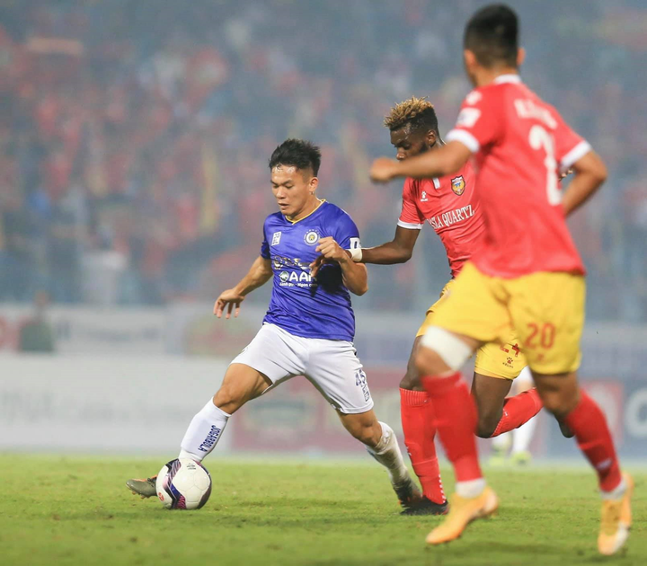 HLV Hà Nội FC: 'Cho Quang Hải vào sân đá để lấy cảm giác bóng' - 2