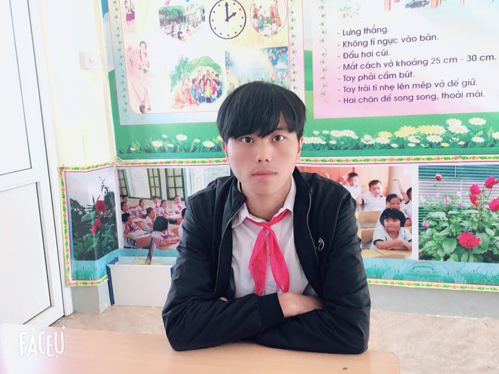 Cảm phục nghị lực cậu học trò người Mông đến trường bằng đôi tay - 1