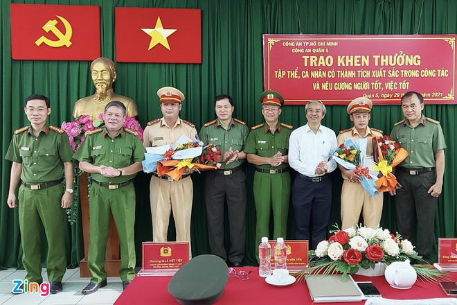 Khen thưởng hai CSGT TP.HCM 'mở đường' cho xe chở sản phụ tới bệnh viện - 1