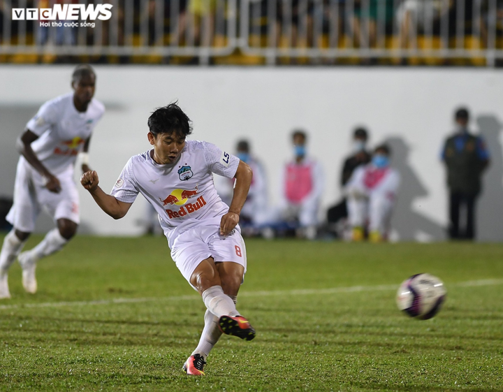 HAGL thăng hoa, phục tài Kiatisak - 1