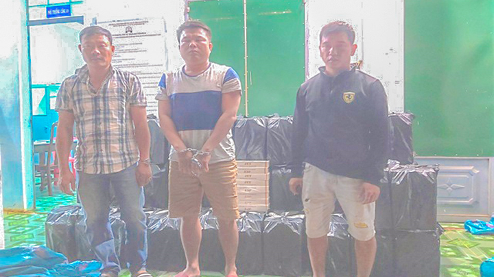 Bắt 3 kẻ vận chuyển hơn 18.000 bao thuốc lá lậu - 1