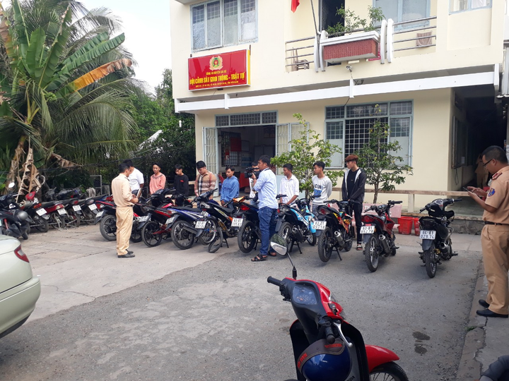 Nhóm quái xế chặn quốc lộ 1, đua xe, quay clip phát lên mạng xã hội ở Tiền Giang - 2