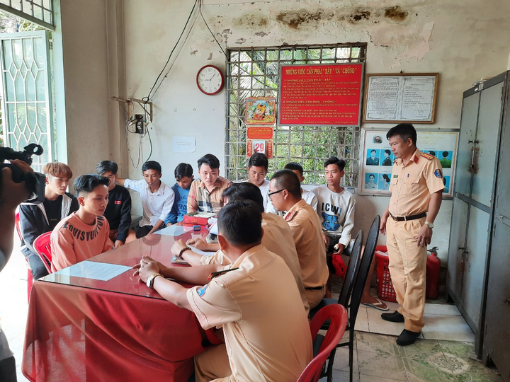 Nhóm quái xế chặn quốc lộ 1, đua xe, quay clip phát lên mạng xã hội ở Tiền Giang - 3