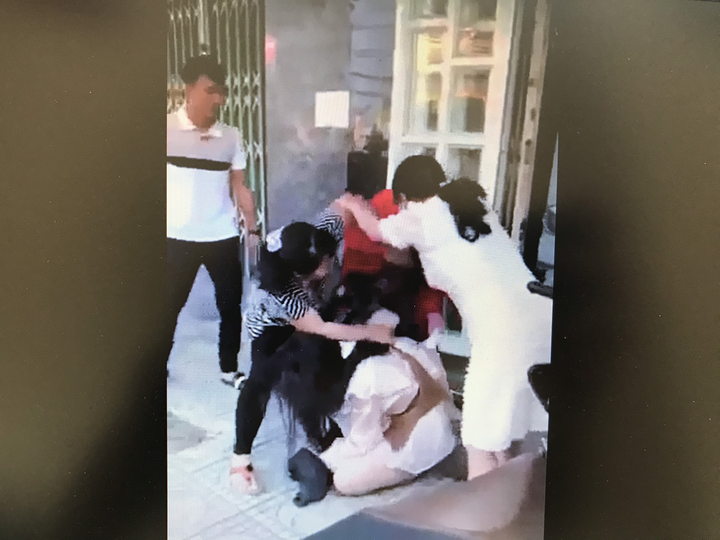 Clip cô gái bị nhóm người túm tóc lôi xềnh xệch, lấy dép tát đôm đốp vào mặt - 1