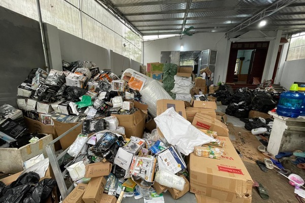 Phá kho bán hơn nửa triệu đơn hàng lậu, kiểm từ chiều đến tối chưa xong - 2