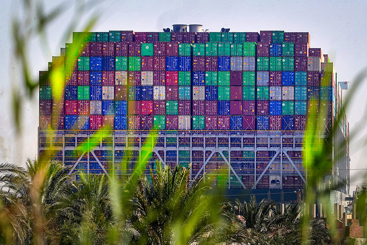 Mỗi ngày Ever Given mắc kẹt, 10 tỷ USD bị bốc hơi - 1